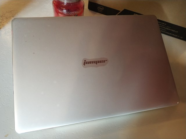 Le logo JUMPER n'est plus éclairé (ici protégé par un plastique de livraison)