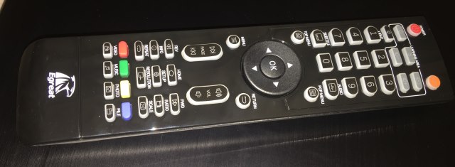 La télécommande propose de nombreux boutons de raccourcis. Elle est éclairée.
