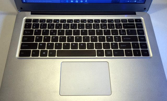l'EZBOOK est desservi par un clavier/trackpad de mauvaise qualité
