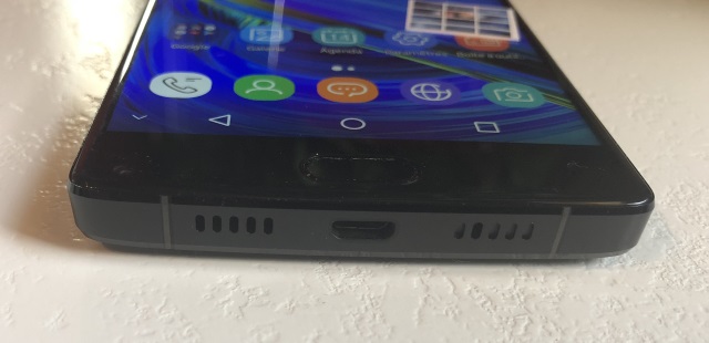 Le S9 Plus reste en connectique MicroUSB