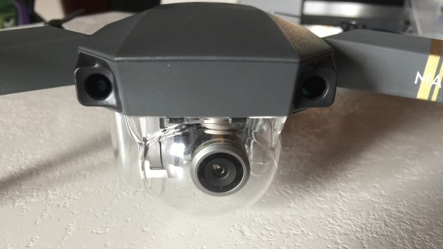 La caméra dans sa cloche de protection, au-dessus les deux capteurs anti-collision.