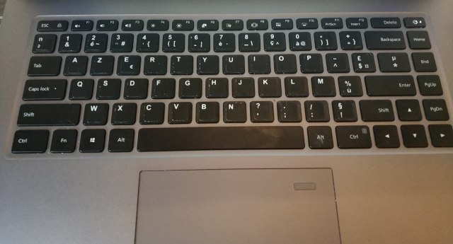 Le clavier, proche de celui des MacBook ici avec des autocollants Azerty