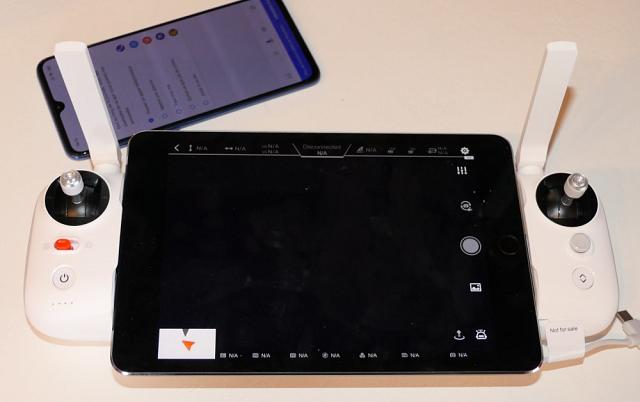 La télécommande accepte une tablette de la largeur d'un iPAD MIni