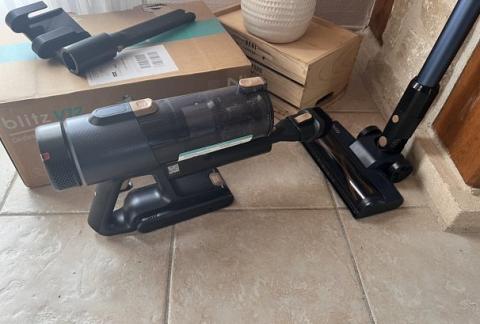 Test du Vactidy Blitz V12, un aspirateur balai économique qui tient la route