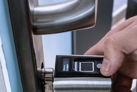 Test barillet intelligent WELOCK SECB, un verrou intelligent pilotable par empreinte digitale