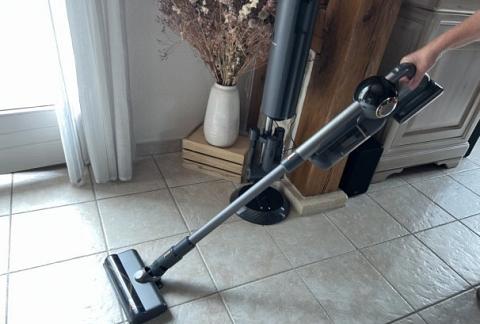 Test aspirateur balai JIGOO V700 avec station d'auto vidage, beau et efficace