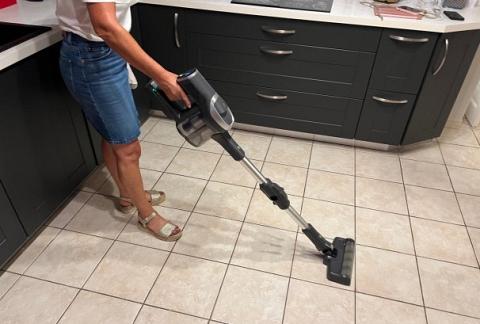 Test JV9 Pro Aqua, le nouvel aspirateur balai brosse serpillière de Jimmy