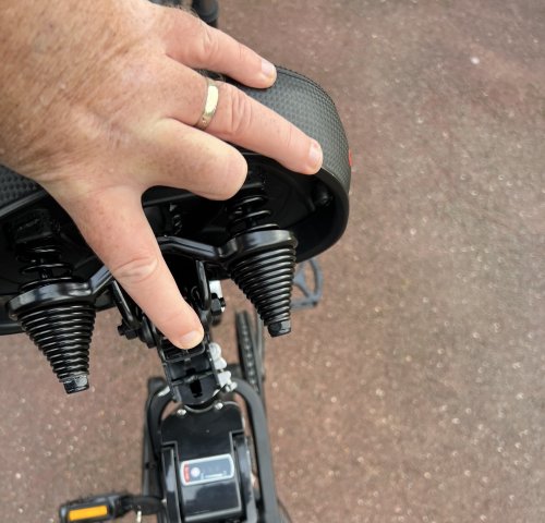 La selle se soulève pour extraire la batterie