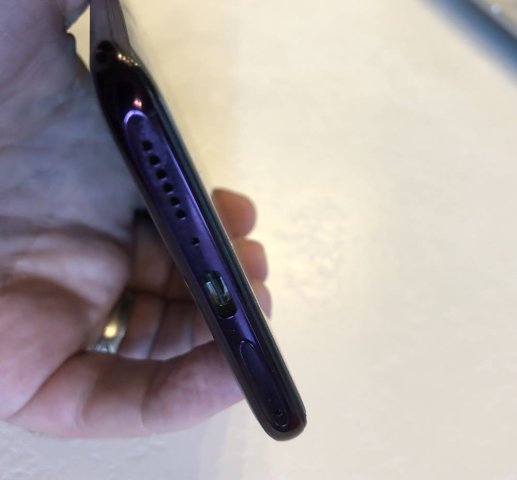 Haut-parleur mono, prise USB-C et emplacement SIM