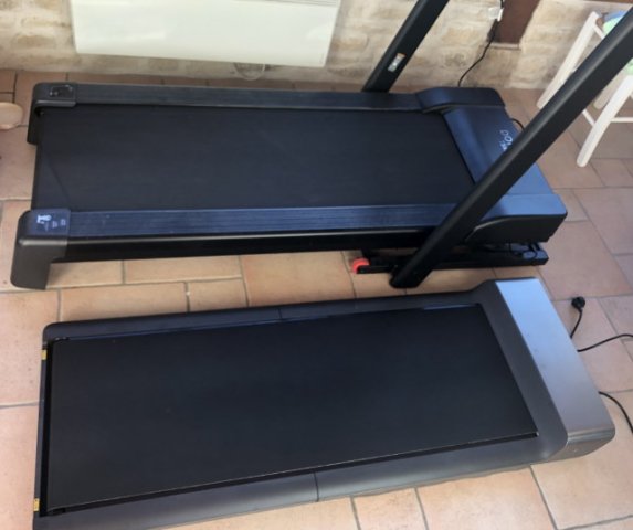 La surface du tapis Walkingpad n'a pas à rougir en comparaison d'un tapis de course de moyenne gamme.