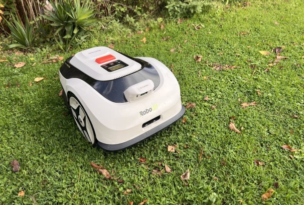 Test du robot tondeuse RoboUp Raccoon 2 SE : le futur des robots tondeuse au présent ?
