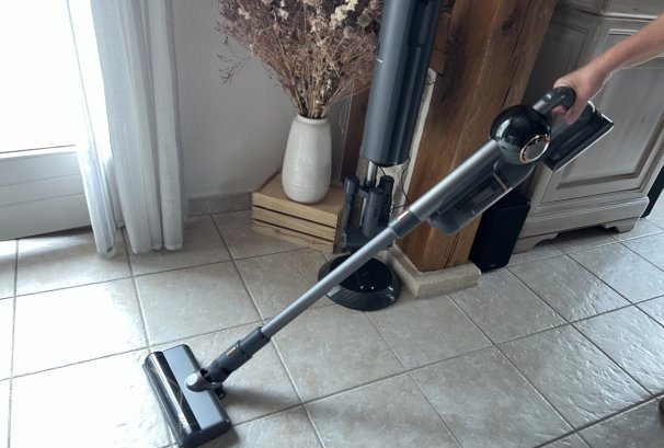 Test aspirateur balai JIGOO V700 avec station d'auto vidage, beau et efficace
