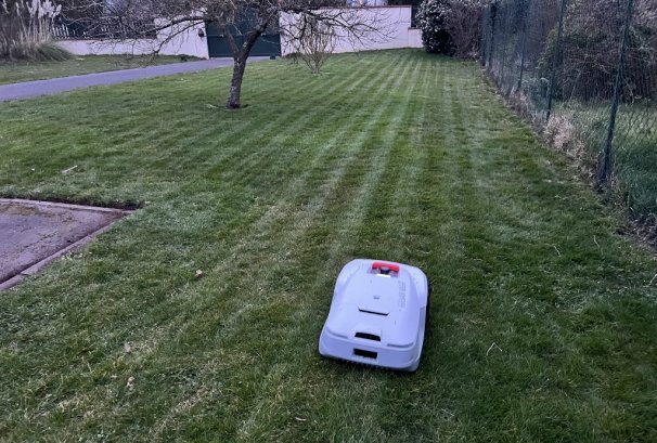 Test vérité GoatBot Unicut H1, un robot Tondeuse sans fil RTK et vision IA à l'épreuve après 6 mois 