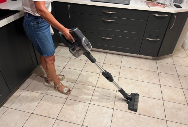 Test JV9 Pro Aqua, le nouvel aspirateur balai brosse serpillière de Jimmy