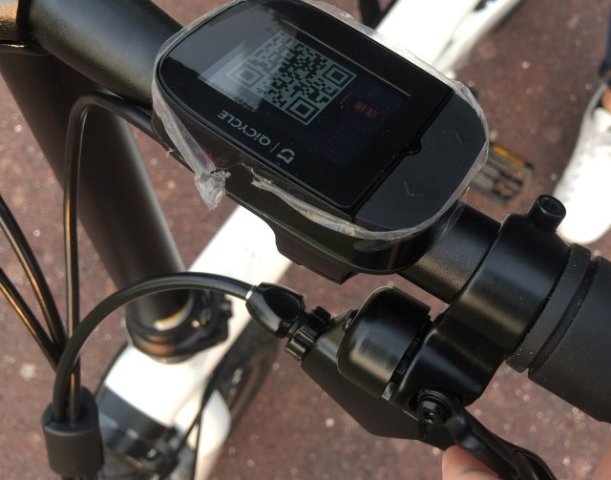 Le compteur et dessous la sonnette sur le frein