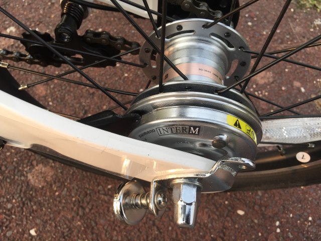 A l'arrière le dérailleur et frein. Sur le côté un aimant pour maintenir en mode plié