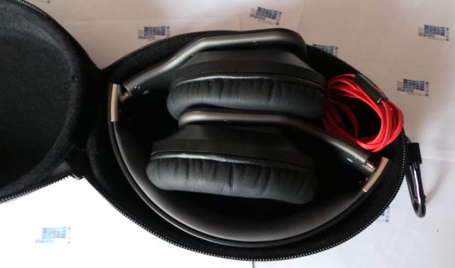 Le casque se replie dans sa boite rigide