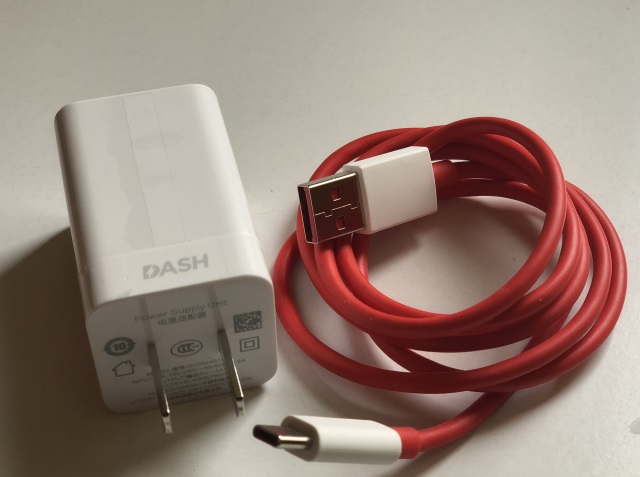 Le chargeur est au format EU dans les versions internationales