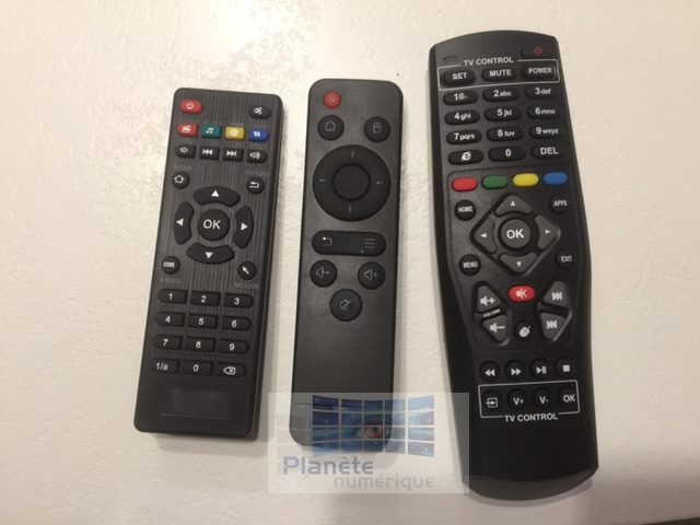 Au milieu la télécommande de la GT-1, à gauche celle de la MiniMX, à droite celle de la Yoka TV