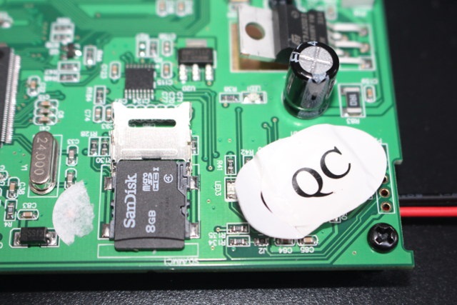 La carte mémoire sous le sticker QC de la Pandora's Key (Credit cnx-software)