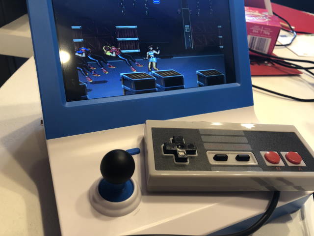 L'usage de joysticks externes est possible