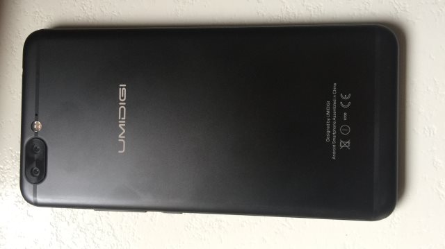 Le UMIDIGI Z PRO est de couleur noire