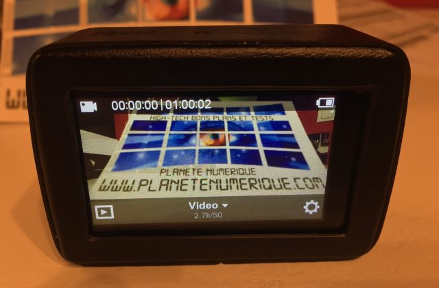 L'écran, bien lumineux et à la couche tactile précise