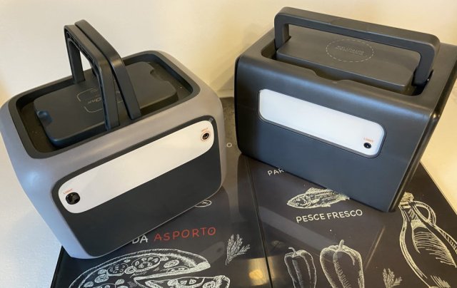 A gauche la AC50S, à droite la EB55 - L'arrière est une lampe LED avec SOS