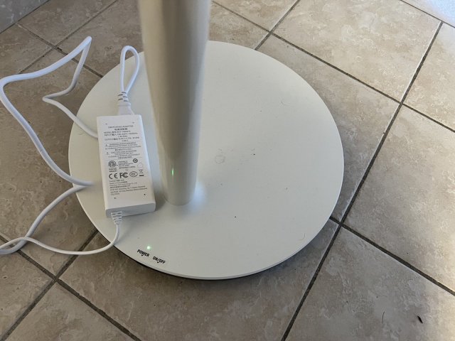 La base, bien lourde qui contient la batterie
