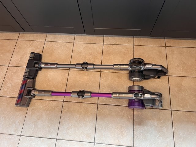En haut le Jimmy H10 Flex, en dessous le JV85 PRO. De base très ressemblants