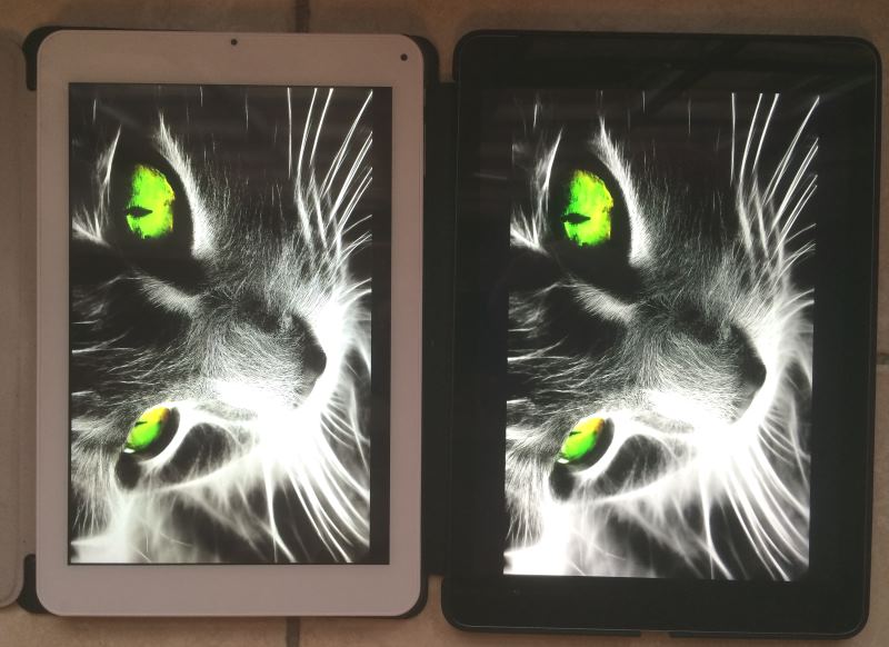 A côté d'un iPAD AIR