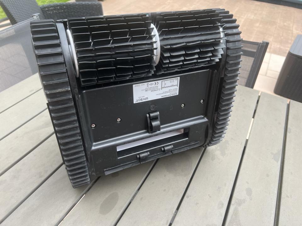 A l'avant de larges brosses, à l'arrière la bouche d'aspiration 