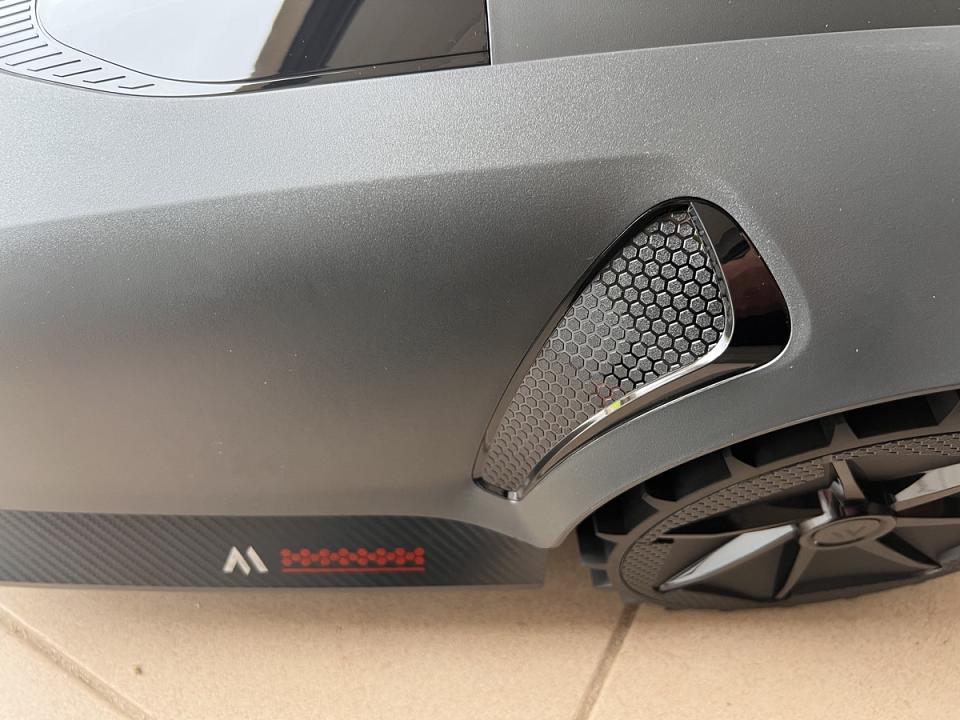 Une formule 1 ? Non un robot tondeuse