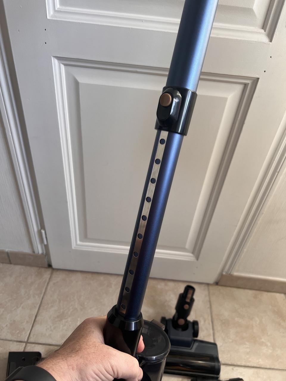 Le tube est réglable en hauteur