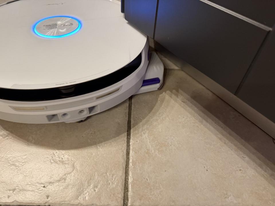 Le système de serpillière sort pour nettoyer les bords