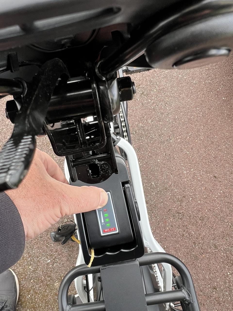 Extraction de la batterie en basculant la selle 