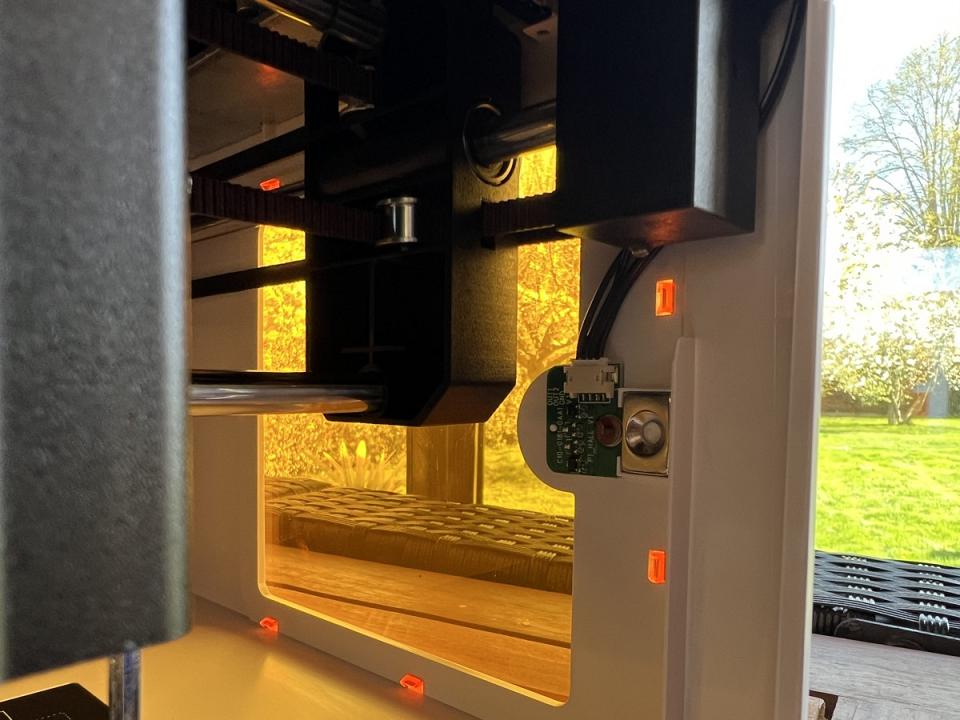 Sur la droite, le capteur d'ouverture