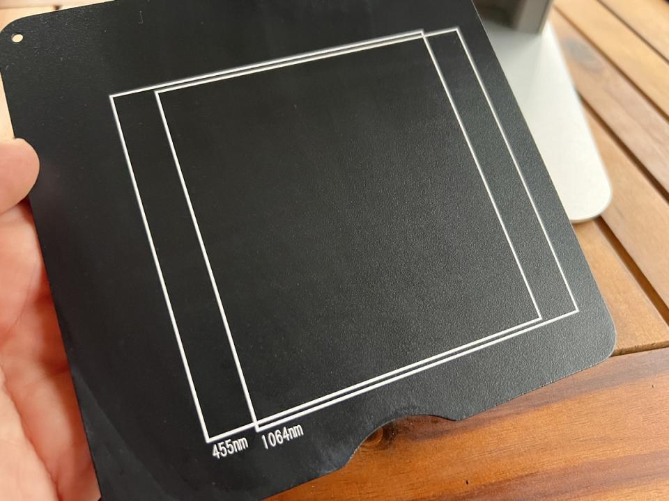 La plaque de gravure avec indication des emplacements selon la tête