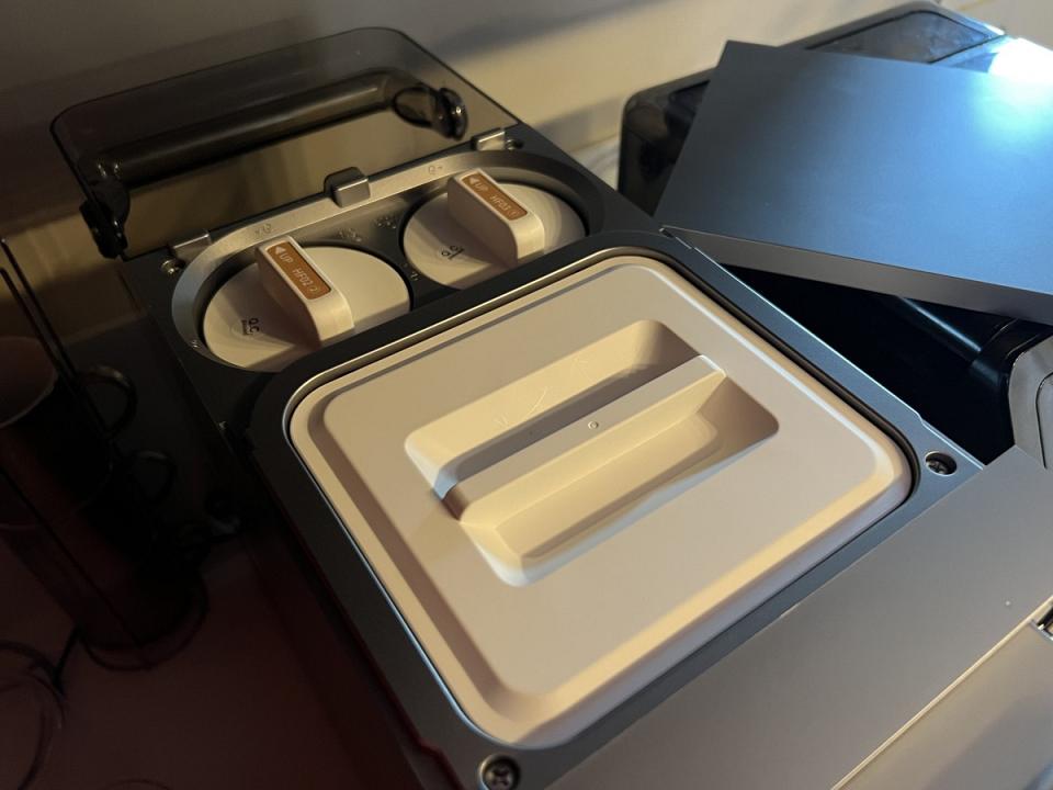 Sous le couvercle ; les deux firtres et le réservoir à eau purifiée