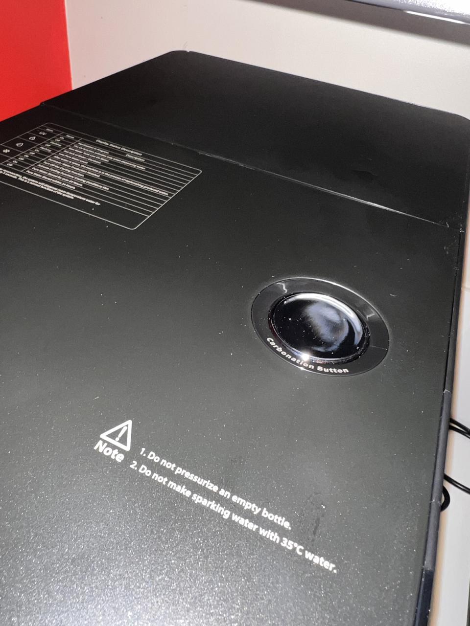 Le bouton mécanique pour injecter le gaz