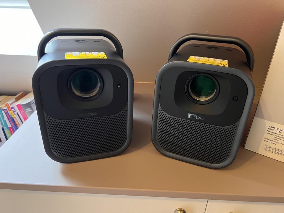 Sur la droite la version 1300, à gauche celle de 1000 lumens