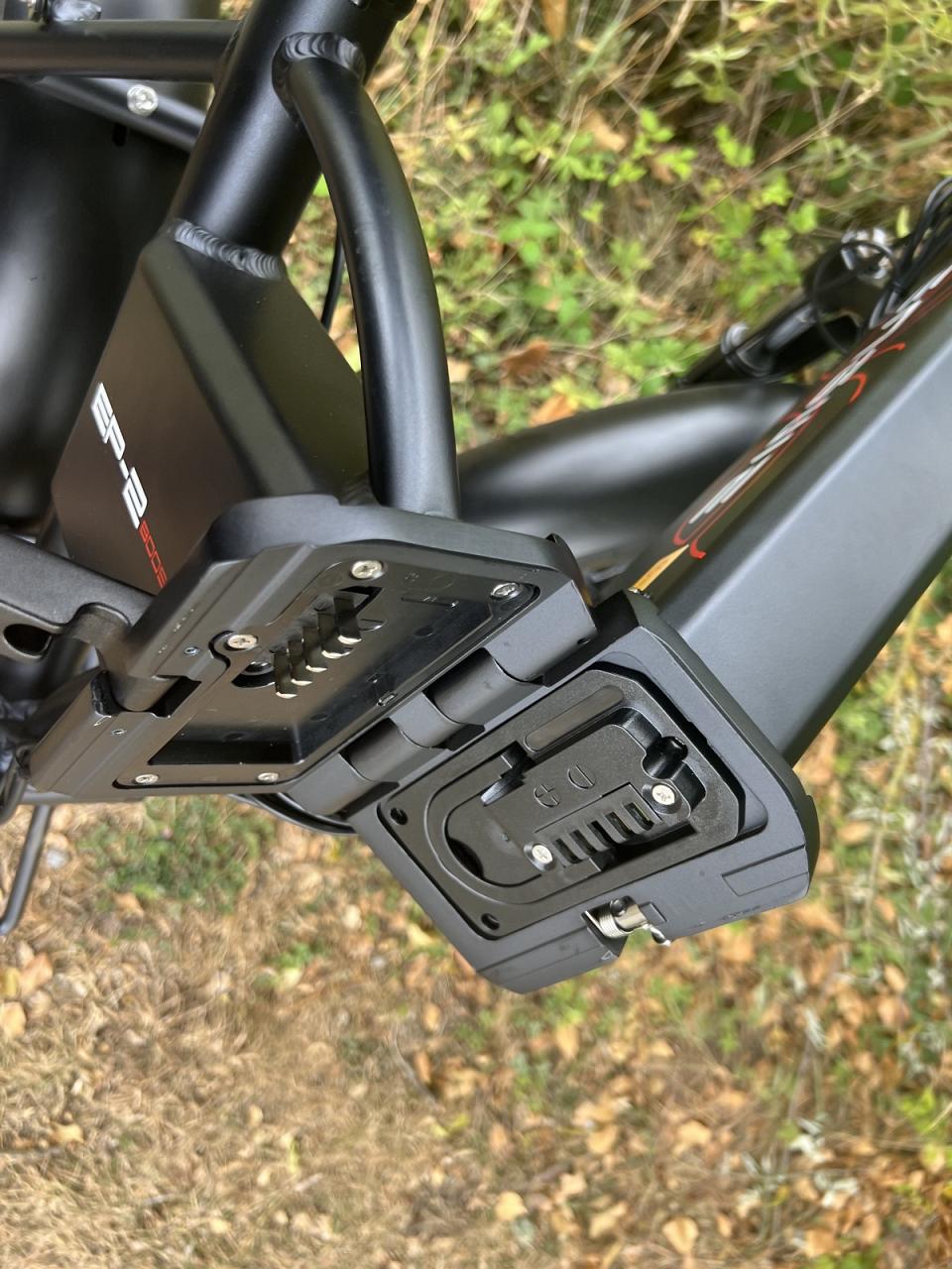 La batterie est intégrée dans le cadre