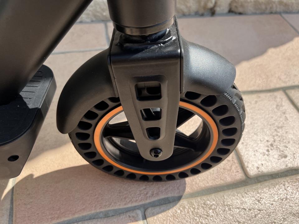 Les pneus 8 pouces sont anti crevaison 