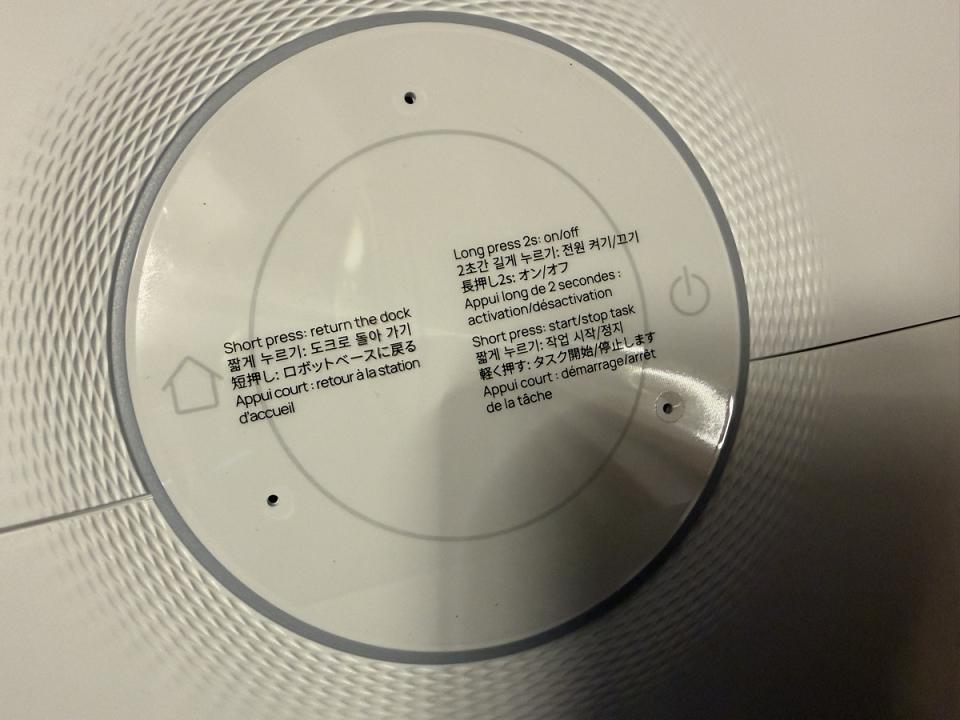 A l'emplacement du LIDAR absent, les bputons de pilotage