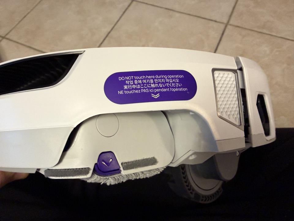 Vue latérale du bloc serpillière chenille