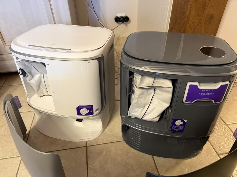 A droite le Narwal Z10 Utra avec son distributeur de détergent violet