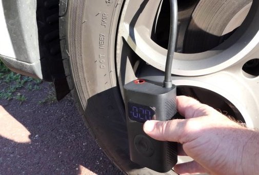 Test Mini compresseur gonfleur XIAOMI autonome. Vos pneus Auto, vélo, moto toujours à la bonne pression