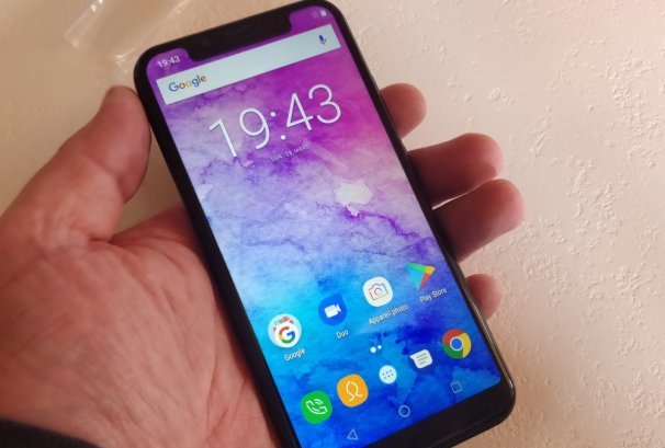 Test smartphone Oukitel U18, une copie chinoise d'iPhone X