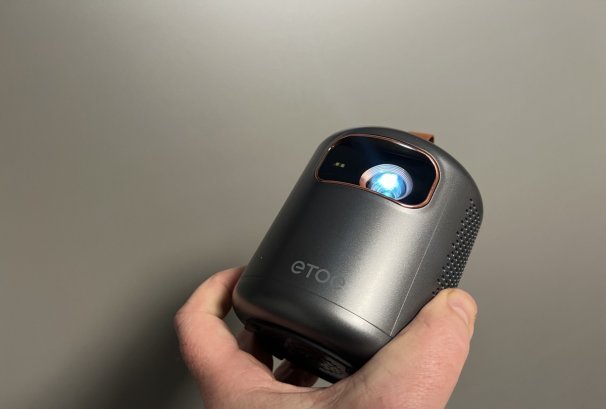 TEST ETOE Dolphin, un mini projecteur DLP sur batterie pour du cinéma partout