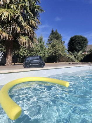 Test Wybot S2 Vision : un robot piscine sans fil premium avec caméra et IA accessible